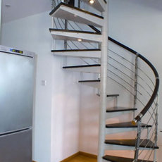 安装深色系旋转钢木楼梯能节约空间
