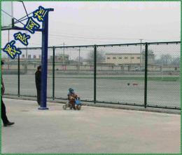 足球场铁丝隔离栅篮球场绿色防护栏包塑围网